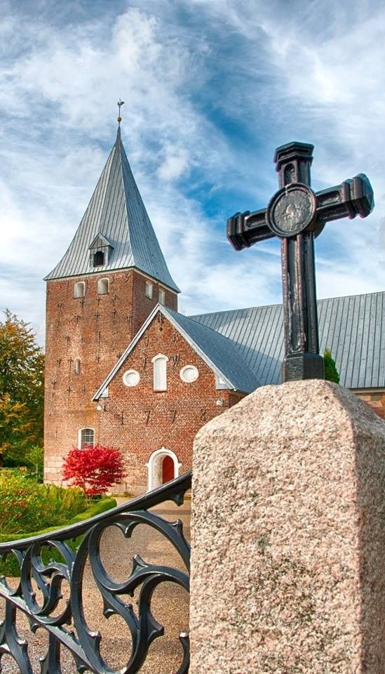 Foto: Merete Kristensen, Bæk
Merete Kristensen har i 2014 taget mange flotte billeder i Nustrup sogn. Flere af dem pryder nu Forsamlingsgårdens indgangsparti.