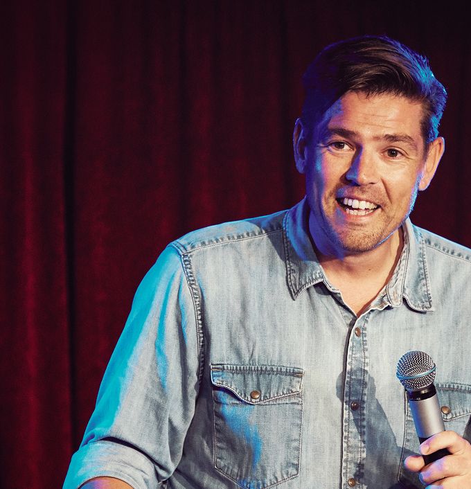 JACOB WILSON
Wilson har hærget den danske comedy-scene med sin vanvittige komik og sit strittende kropssprog siden 2002. Hans talent for tilværelsens skæve vinkler og evne til at finde den svidende eller sjove bemærkning blev i en årrække dyrket som morgenvært på Radio 100FM. I 2010 gik han primetime som vært på TV2s store underholdningssucces “Bingo Banko” sammen med Simon Talbot.
Jacob Wilson har senest kunnet opleves i sit anmelderroste one man show 
